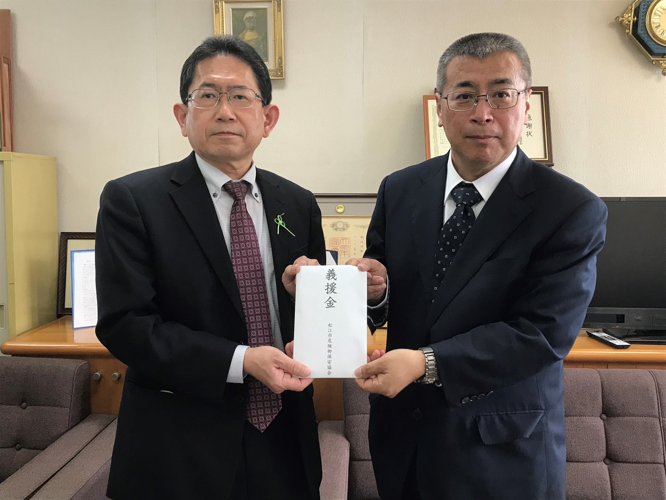 写真（右）松江市危険物保安協会　福島会長