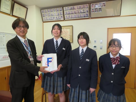 八束学園贈呈式の写真