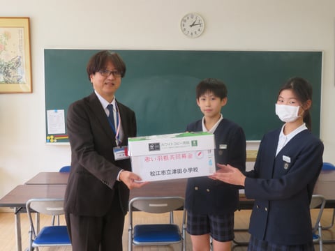 津田小学校贈呈式の写真