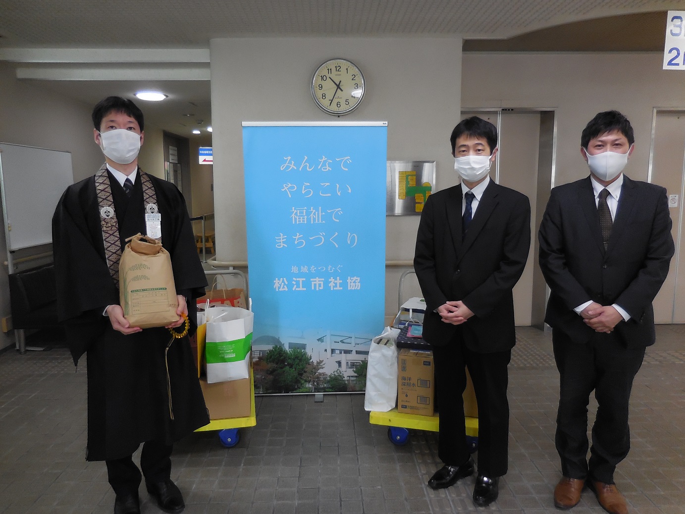 写真（左）佐々木所長（中央）黒河様（右）松田様