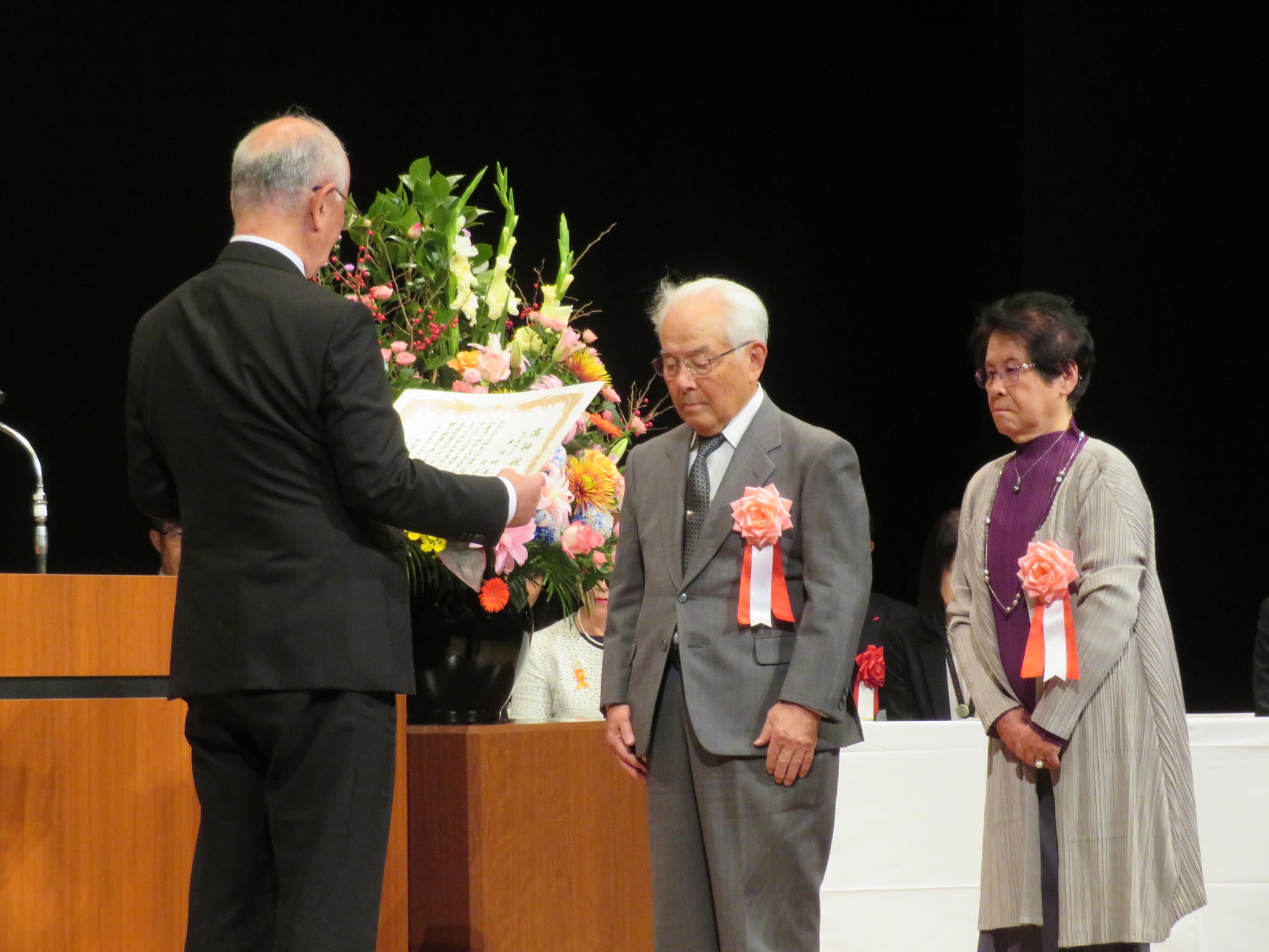 高砂祝贈呈の様子